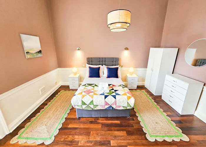 Spacious 2 Bedroom Apartment In The Heart Of New Town