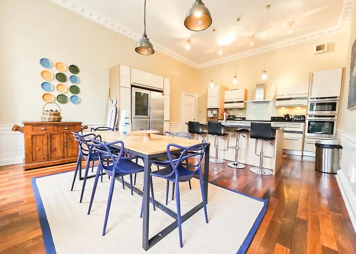 Spacious 2 Bedroom Apartment In The Heart Of New Town